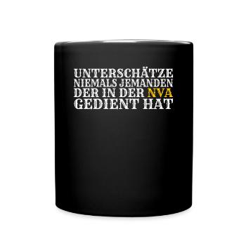 Unterschätze nie jemanden aus der NVA - Tasse einfarbig - Schwarz - Vorne
