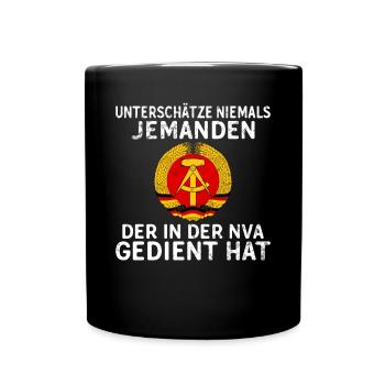 Unterschätze nie jemanden aus der NVA - Tasse einfarbig - Schwarz - Vorne