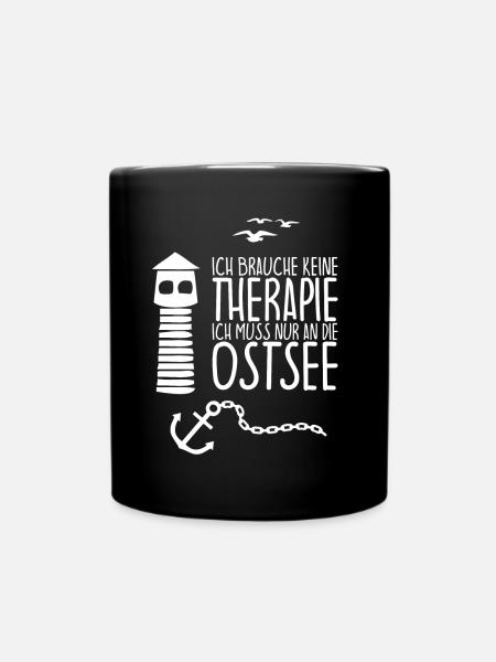 Ich brauche keine Therapie muss nur an die OSTSEE - Tasse einfarbig - Schwarz