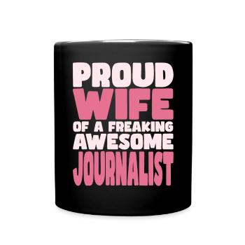 Stolze Ehefrau Eines Verdammt Guten Journalists - Tasse einfarbig - Schwarz - Vorne