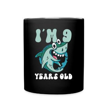 Dieser kleine Megalodon-Jäger ist 9 - - Tasse einfarbig - Schwarz - Vorne