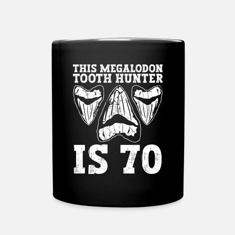 Ce chasseur de dents Megalodon fête ses 70 ans - Megalodon Shark - Mug uni - noir