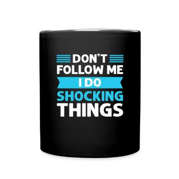 Ne me suivez pas. Je choque les gens - Mug uni - noir - Devant