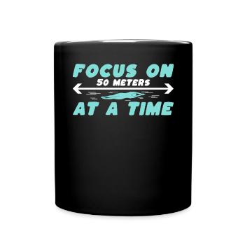 Konzentrieren Sie Sich Auf Jeweils 50 Meter - Tasse einfarbig - Schwarz - Vorne