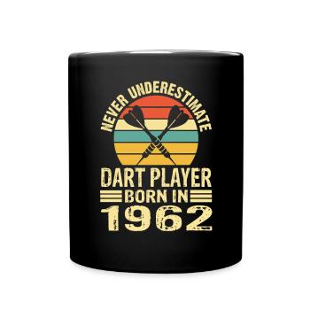 Never Underestimate Dart Player Born In 1962 - Tasse einfarbig - Schwarz - Vorne