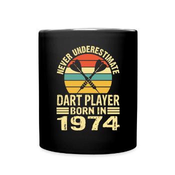 Never Underestimate Dart Player Born In 1974 - Tasse einfarbig - Schwarz - Vorne