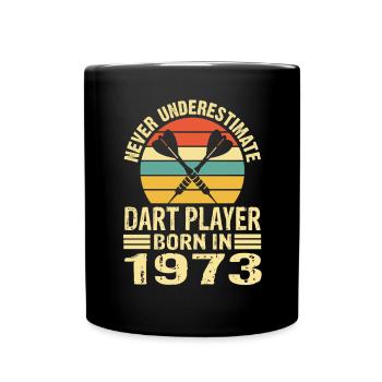 Never Underestimate Dart Player Born In 1973 - Tasse einfarbig - Schwarz - Vorne