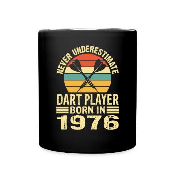 Never Underestimate Dart Player Born In 1976 - Tasse einfarbig - Schwarz - Vorne