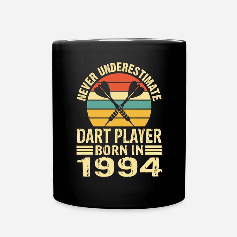 Never Underestimate Dart Player Born In 1994 - Tasse einfarbig - Schwarz