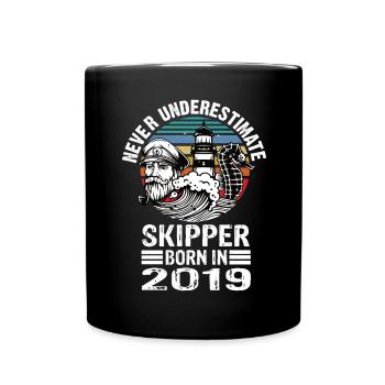 Never Underestimate Skipper born in 2019 - Tasse einfarbig - Schwarz - Vorne