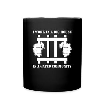 Je travaille dans une grande maison dans une communauté fermée - Mug uni - noir - Devant