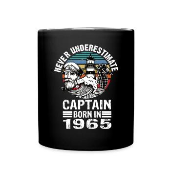 Never Underestimate Captain born in 1965 - Tasse einfarbig - Schwarz - Vorne