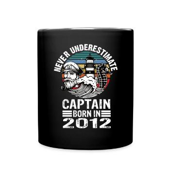 Never Underestimate Captain born in 2012 - Tasse einfarbig - Schwarz - Vorne
