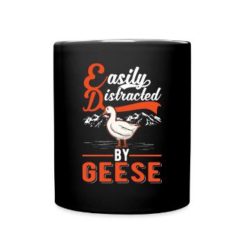 Easily distracted by Geese Gänsezüchter Gänse - Tasse einfarbig - Schwarz - Vorne