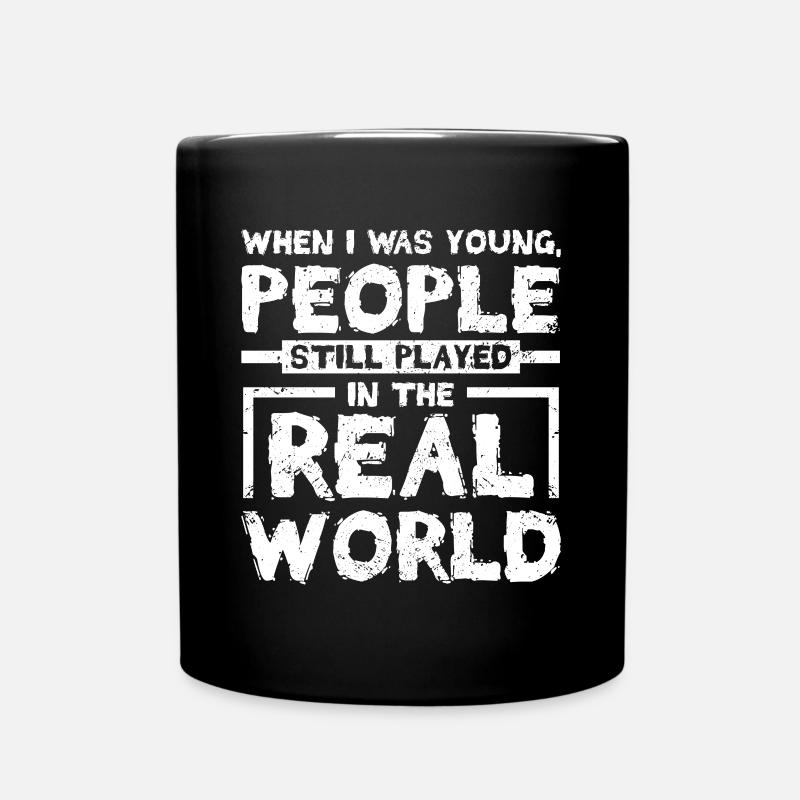 Old people played in the real world - Tasse einfarbig - Schwarz