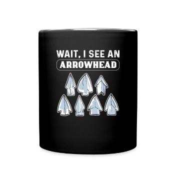 Warte Ich Sehe Eine Pfeilspitze. Pfeilspitze Jagen - Tasse einfarbig - Schwarz - Vorne