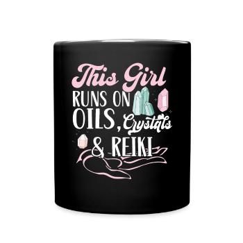 Dieses Mädchen Lebt Von Ölen, Kristallen Und Reiki - Tasse einfarbig - Schwarz - Vorne