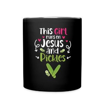 This Girl Runs On Jesus And Pickles - Tasse einfarbig - Schwarz - Vorne
