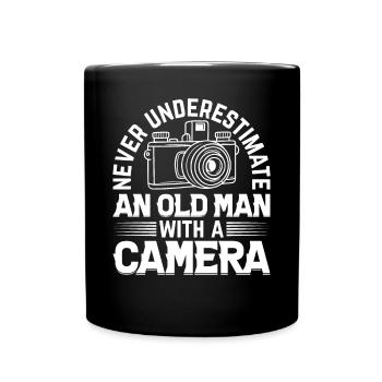 Photography - Never Underestimate An Old Man With - Tasse einfarbig - Schwarz - Vorne