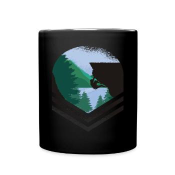 MODERN BERG MIT BERGSTEIGER IM WALD - Tasse einfarbig - Schwarz - Vorne