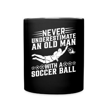 Never Underestimate An Old Man With A Soccer Ball - Tasse einfarbig - Schwarz - Vorne