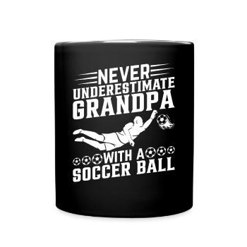 Never Underestimate Grandpa With A Soccer Ball - S - Tasse einfarbig - Schwarz - Vorne