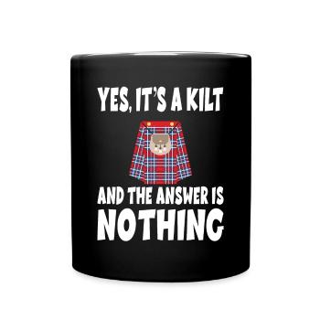 YES IT's A KILT AND THE ANSWER IS NOTHING - Tasse einfarbig - Schwarz - Vorne