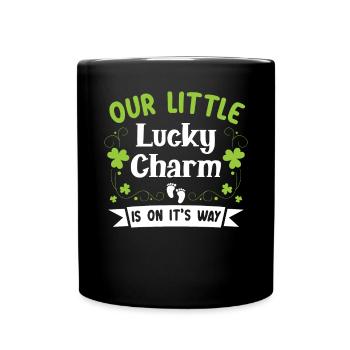 Notre petit porte-bonheur est en route Saint-Patrick - Mug uni - noir - Devant