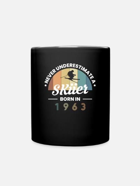 Never Understimate A Skiier Born In 1963 - Tasse einfarbig - Schwarz