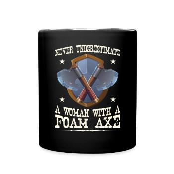 Never Underestimate A Woman With A Foam Axe - Tasse einfarbig - Schwarz - Vorne