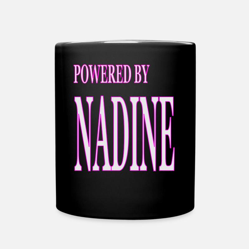 Ich heiße Nadine ich bin Nadine Powered by Nadine - Tasse einfarbig - Schwarz