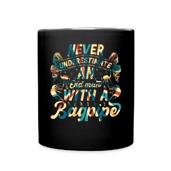 Bagpiper - Never Underestimate An Old Man With A B - Tasse einfarbig - Schwarz - Vorne