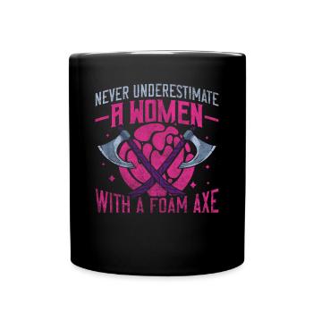 Never Underestimate A Women With A Foam Axe - Tasse einfarbig - Schwarz - Vorne