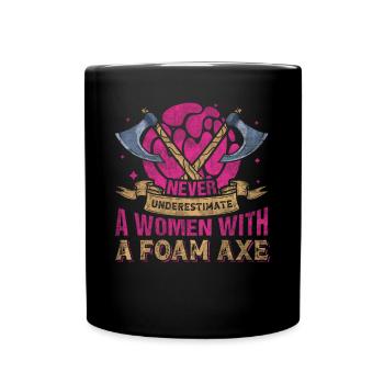 Never Underestimate A Women With A Foam Axe - Tasse einfarbig - Schwarz - Vorne
