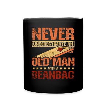 Never underestimate an old man with a beanbag - Tasse einfarbig - Schwarz - Vorne