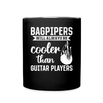 Les joueurs de cornemuse seront toujours plus cool que les guitaristes - Mug uni - noir - Devant