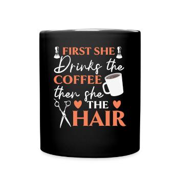 D’abord, elle boit le café, puis elle se coiffe - Mug uni - noir - Devant