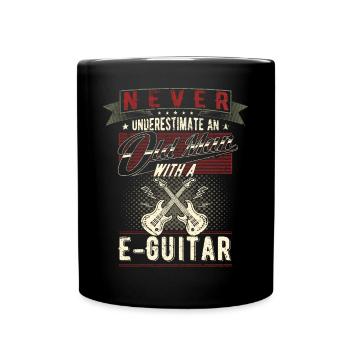 Unterschätze niemals einen alten Mann E-Gitarre - Tasse einfarbig - Schwarz - Vorne