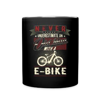Ne sous-estimez jamais un vieil homme avec un vélo électrique - Mug uni - noir - Devant
