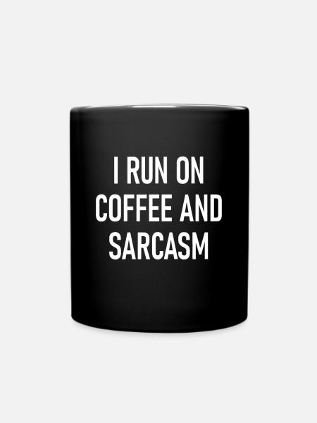 Ich laufe auf Kaffee und Sarkasmus, lustig, Witze, Sarcast - Tasse einfarbig - Schwarz
