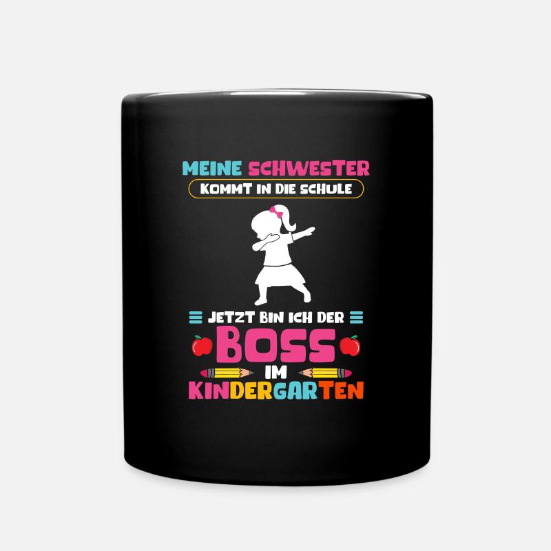 Schwester kommt in die Schule Jetzt bin ich Chef - Tasse einfarbig - Schwarz