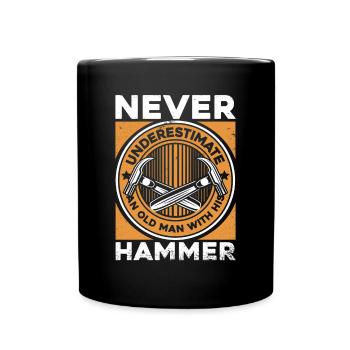 Never Underestimate Old Man With His Hammer - Tasse einfarbig - Schwarz - Vorne