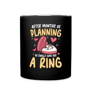 After Months of Planning He Gave Her A Ring - Tasse einfarbig - Schwarz - Vorne