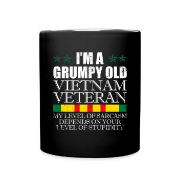 Ne sous-estimez jamais un vieil homme qui est aussi - Mug uni - noir - Devant