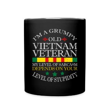 Ne sous-estimez jamais un vieil homme qui est aussi - Mug uni - noir - Devant
