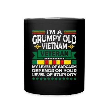 Ne sous-estimez jamais un vieil homme qui est aussi - Mug uni - noir - Devant