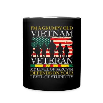 Ne sous-estimez jamais un vieil homme qui est aussi - Mug uni - noir - Devant