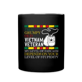 Ne sous-estimez jamais un vieil homme qui est aussi - Mug uni - noir - Devant