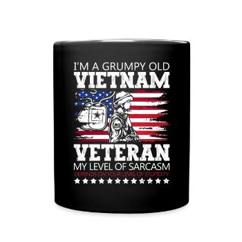 Ne sous-estimez jamais un vieil homme qui est aussi - Mug uni - noir - Devant
