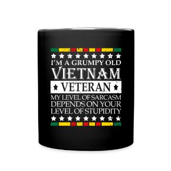 Ne sous-estimez jamais un vieil homme qui est aussi - Mug uni - noir - Devant